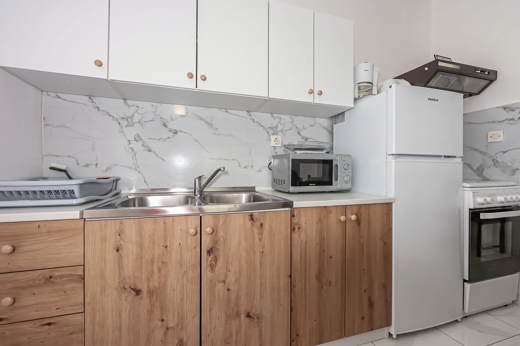 The kitchen run seen straight on, with the marble-effect splashback