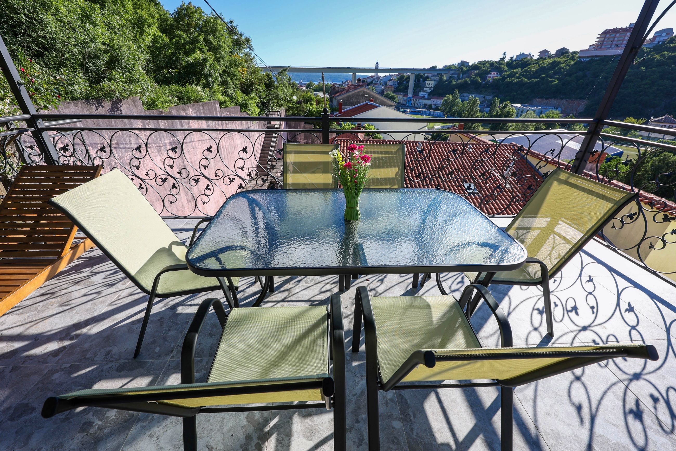 A table on the roof terrace, set with flowers